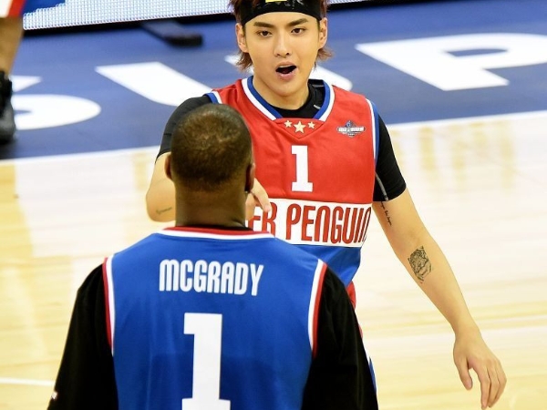 這球 Skr 嗎？吳亦凡參加名人賽槓上傳奇球星 T–Mac　挑戰「自拋自接扣籃」卻發生悲劇了