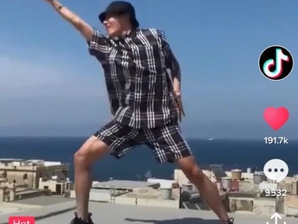 防彈少年團BTS與TikTok全球創作者一起玩 與偶像車拼 # idolchallenge 搭配全球最新功能#搶鏡#Reaction 發揮創作潛力 自己就是Super Idol!