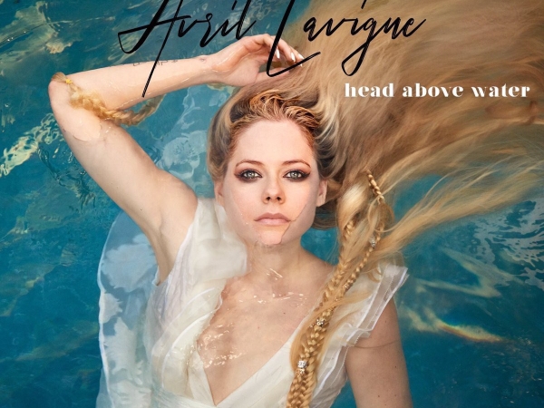 等了 5 年!艾薇兒新單〈Head Above Water〉正式上線 唱出萊姆病「痛苦宛如溺水」!
