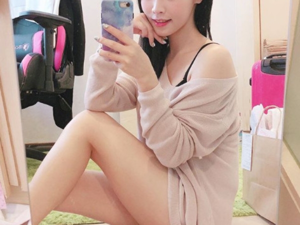 不能穿內褲！「咪妃」火辣試穿緊身「縷空短裙」　粉絲：正好不用洗了