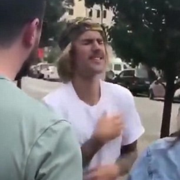 只有海莉可以抱！女粉絲熊抱小賈斯汀面露痛苦表情全被拍下！