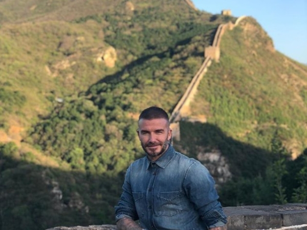 隨便拍都帥！貝克漢首度登上萬里長城好興奮　未來想帶小孩來中國旅行！
