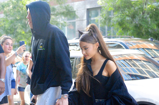 亞莉安娜「上衣永遠不穿好」風格搭配再升級 這樣穿遛狗簡直太性感!