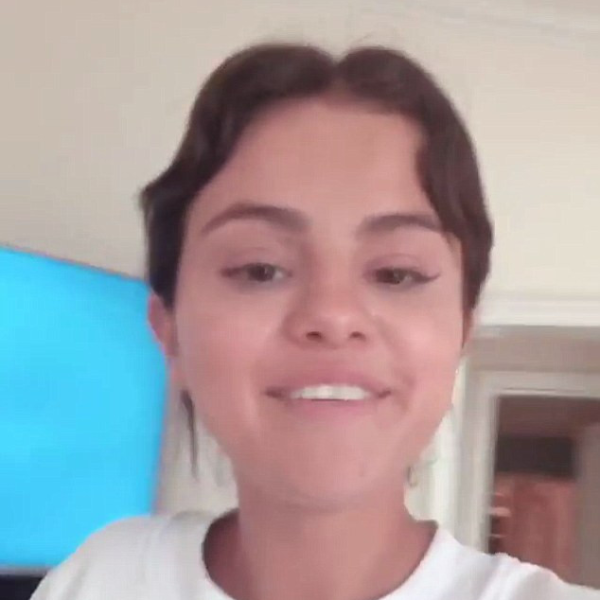 賽琳娜拋下偶像包袱、素顏 IG 直播，網友大讚天生麗質！