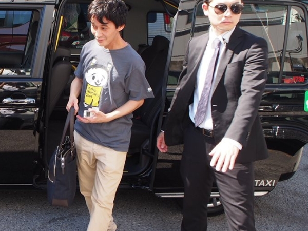 中二又好玩！日本推出「保鑣風格計程車」　司機全程嚴肅保護你享受名人待遇！