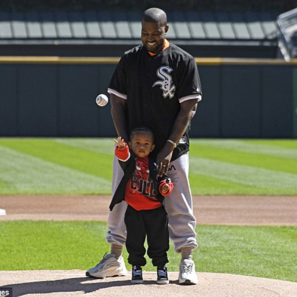 肯爺無極限，與兒子擔任芝加哥白襪隊開球嘉賓！順便又曬鞋