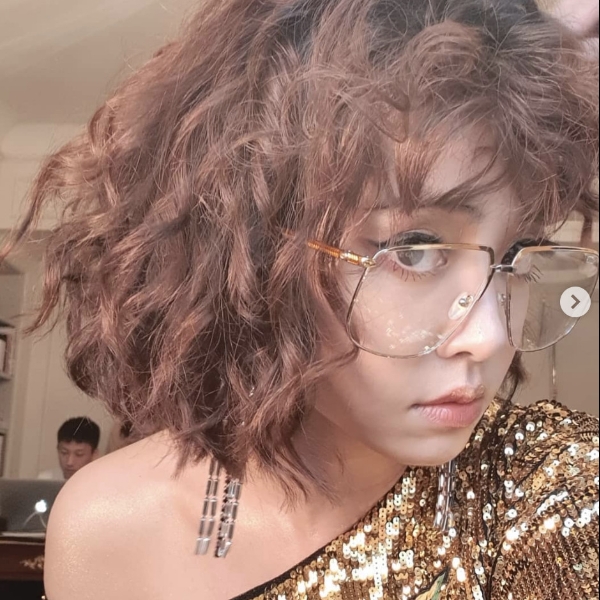 蔡依林復古造型出席 Gucci 法國時尚秀，與男神的這一張合照讓大家暴動了！