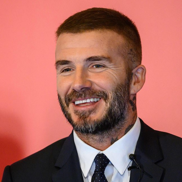 前後不到一個月！「萬人迷」貝克漢秀出全新茂密髮型　髮量與之前差距太大引起質疑！