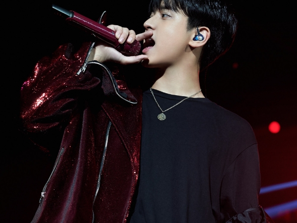 iKON 專場演唱會詮釋〈LOVE SCENARIO〉中文版完美落幕!訪問中 Bobby 卻叫媒體「不要拍」,原因是 …