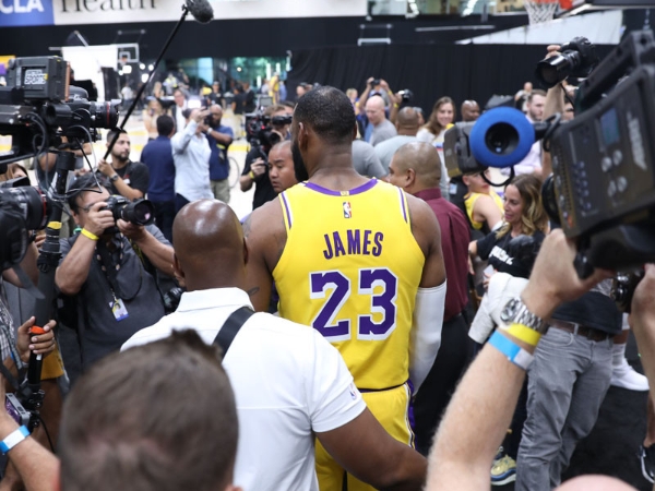同樣的球館、不同的際遇！湖人與快艇的 NBA 媒體日畫面曝光　記者人數差異有如天壤之別！