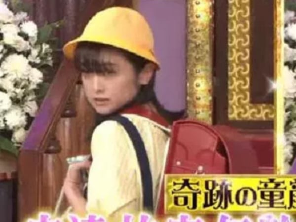 扮 4 歲女童也不違和的奇蹟童顏！安達祐實這次挑戰喬裝成 80 歲老太太