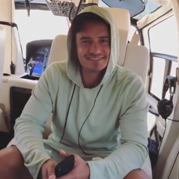 凱蒂佩芮女朋友視角甜蜜即時動態，要求奧蘭多布魯展現翹臀！