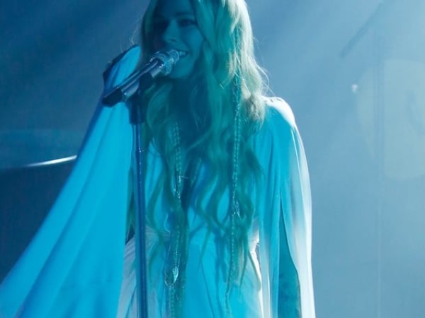 艾薇兒復出現場演唱新歌〈Head Above Water〉 凍齡美顏讓歌迷大喊:她還是這麼美!