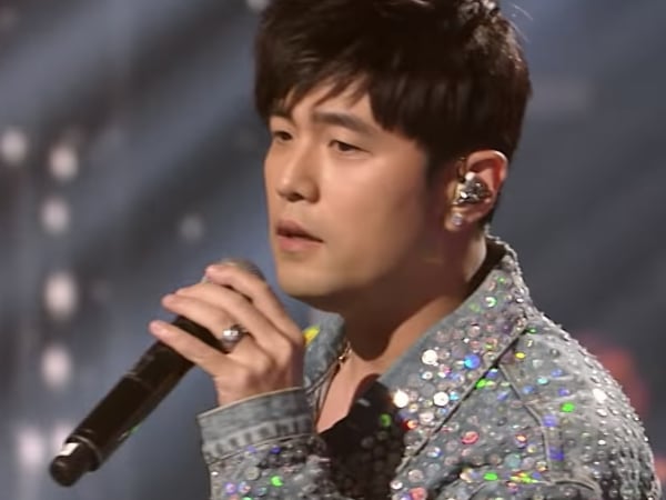 周杰倫再次演唱經典歌曲《軌跡》 ，粉絲：15 年前青澀回憶湧現！