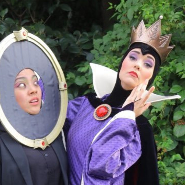 她 Cosplay 魔鏡去東京迪士尼樂園　找到《白雪公主》壞皇后爆笑合體！