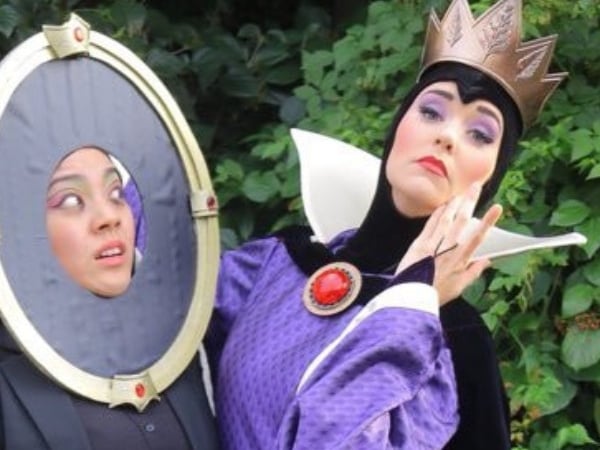 她 Cosplay 魔鏡去東京迪士尼樂園 找到《白雪公主》壞皇后爆笑合體!