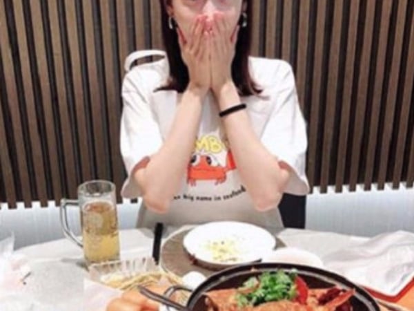 太美啦！潤娥飛新加坡大啖螃蟹美食，見面會上「華麗變身」！