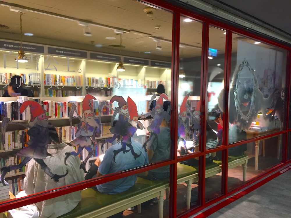「網路作家」張西撰文！誠品生活打造 64 尺「繪本故事街」　就算成人，心裡也都有顆「愛心樹」！