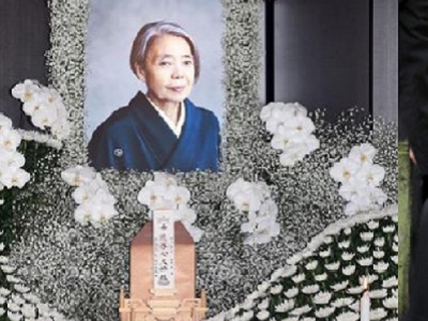《小偷家族》演員樹木希林告別式！分居 43 年的丈夫坐著輪椅前來成為焦點