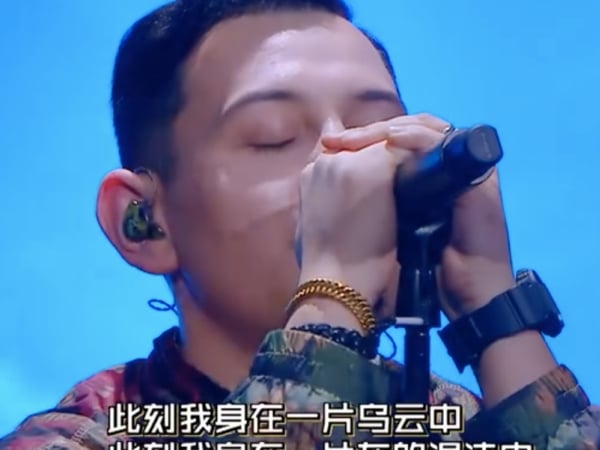 〔嘻哈老砲兒〕擁有「把前女友變老婆」技能，艾熱經典重現《烏雲中》海撈 8 百多萬觀眾票！