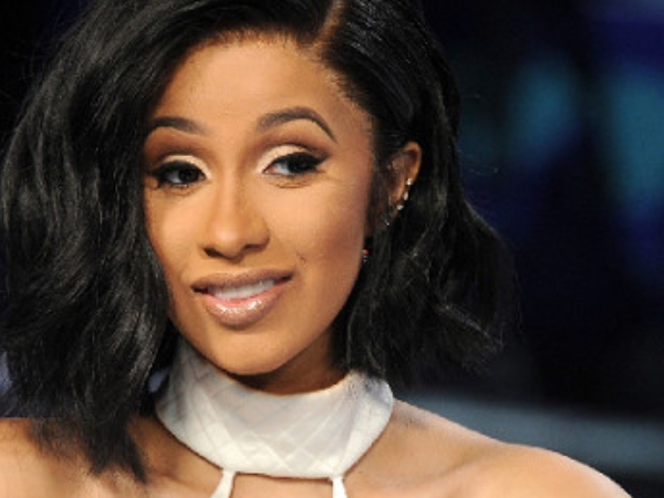 Cardi B 超狂上空自拍!吐露生女兒後需要膠帶拉提胸部