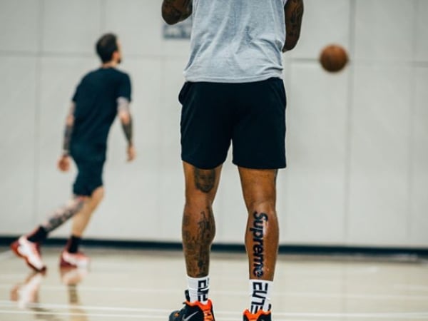要潮還是要錢？JR Smith 腿上「Supreme 刺青」遭 NBA 聯盟警告：比賽沒遮住就見一次罰一次！