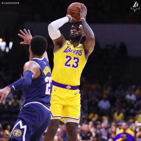 新「Show Time 王朝」？湖人熱身賽開局 4 秒就完成阿雷 U　詹皇首次得分就是特大號 3 分球！