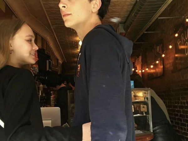 捲毛小鮮肉死會了！堤摩西柴勒梅德被爆與強尼戴普 19 歲女兒熱戀中！