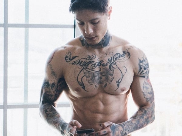 一票女粉怒喊:「早點遇到,身材就不會走樣啦」!健身牛人 Chris 靠滿脖刺青,激發「健身」心歷路程