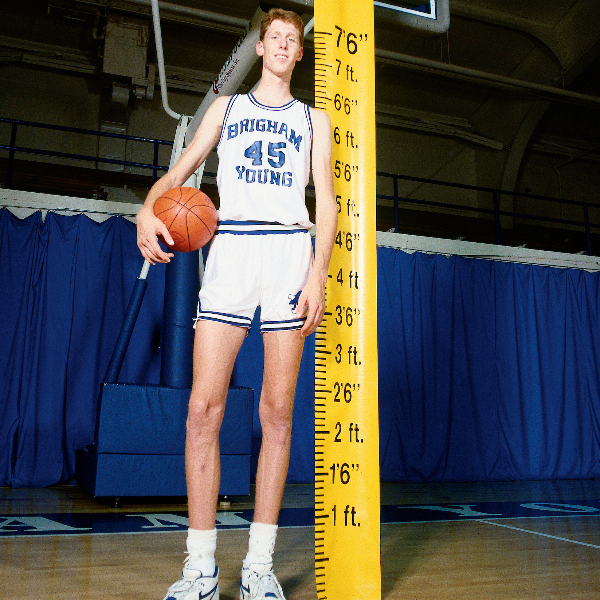 NBA 球員為何能長這麼高？史上第 3 高球員體內竟藏「10 的 30 次方分之一」機率的基因組合！