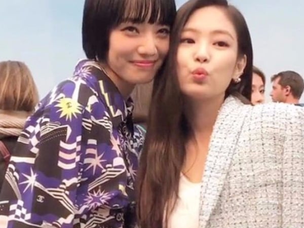 日韓兩大偶像！Jennie 、小松菜奈「香奈兒」相見歡，網友：已戀愛！