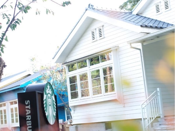 美軍眷舍配美式，實在超chill！星巴克「草山門市」開幕