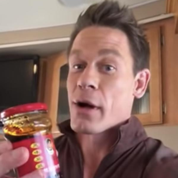 約翰希南影片再秀流利中文，宣傳「老乾媽」辣醬的好！