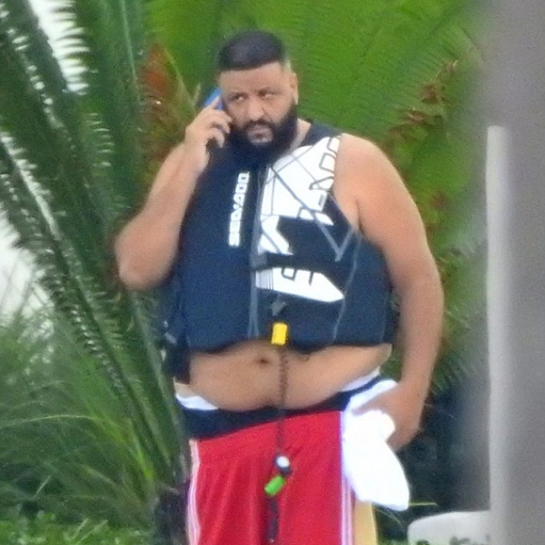 DJ Khaled 難得脫下嘻哈穿搭玩水上活動　體重過重的他展現出驚人身材曲線！