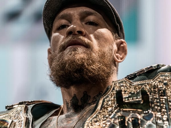 康納爾·麥格雷戈重返 UFC 慘敗，台上台下打成一片最壞示範！