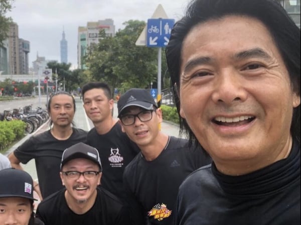 周潤發意外出現在大安森林公園晨跑，與粉絲合照來者不拒超親民！