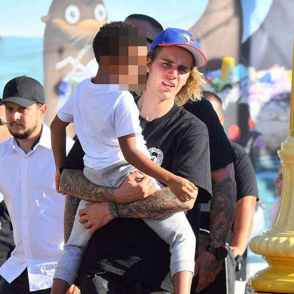 小賈充當一日保姆，前往加州迪士尼樂園與小朋友同樂！