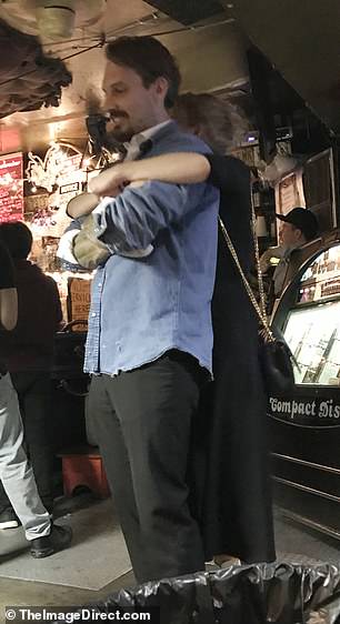 安柏·赫德與神秘男子出現紐約,摟摟抱抱超親密好事近了嗎?