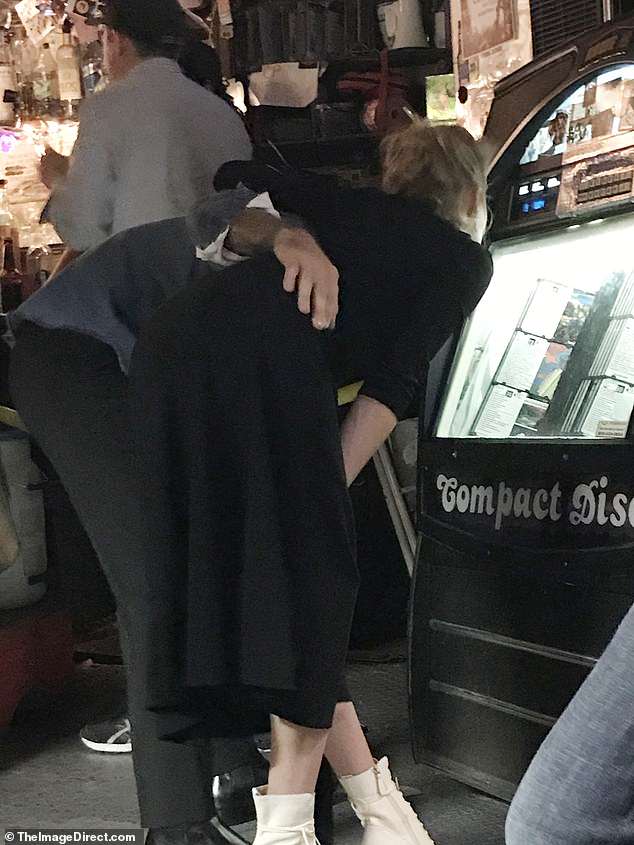 安柏·赫德與神秘男子出現紐約,摟摟抱抱超親密好事近了嗎?