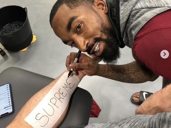 JR Smith 面對 NBA 「禁 Supreme 刺青令」老神在在，這張照片反擊超諷刺！