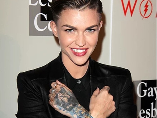 中性魅力來襲! Ruby Rose 演出 DC 女同志超級英雄《蝙蝠女俠》 首張定裝照曝光!