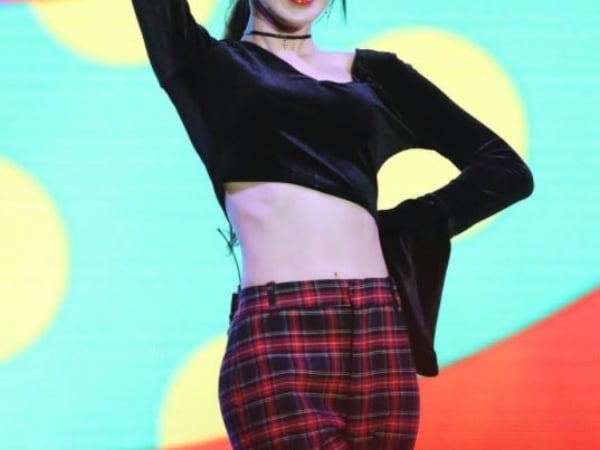Red Velvet「炫腹」比賽！跟Kpop腹肌傳奇瑟琪一樣猛