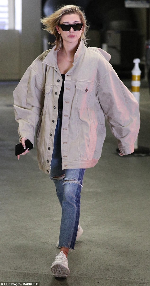 海莉這套衣服被媒體酸「睡衣」,與小賈再碰頭兩人表情嚴肅!