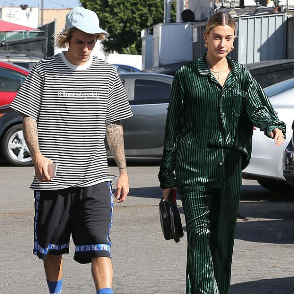 海莉這套衣服被媒體酸「睡衣」，與小賈再碰頭兩人表情嚴肅！