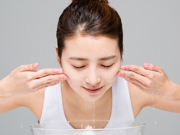 原來這些東西都可以拿來洗臉？這 8 個「水＋＿＿洗臉秘訣」，洗完皮膚好到超標！