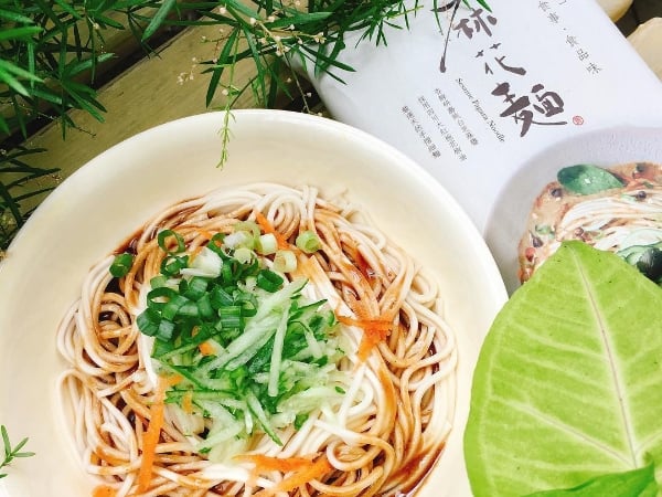 堪稱曬宵夜神器！近期在 Instagram 洗版的「麻花麵」好吃到讓坤達、柯佳嬿直接拿來當結婚伴手禮？