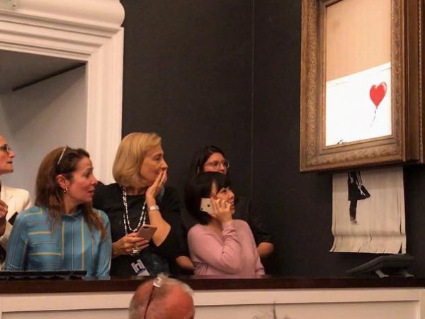 雙贏結局？塗鴉大師 Banksy 自毁畫作，買家照原價收購正式更名《 Love is in the Bin 》！