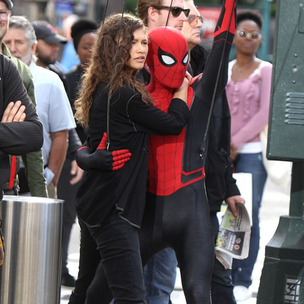 她真的就是蜘蛛女？湯姆荷蘭《蜘蛛人 2：離家日》首度抱著 Zendaya 飛天英雄救美！