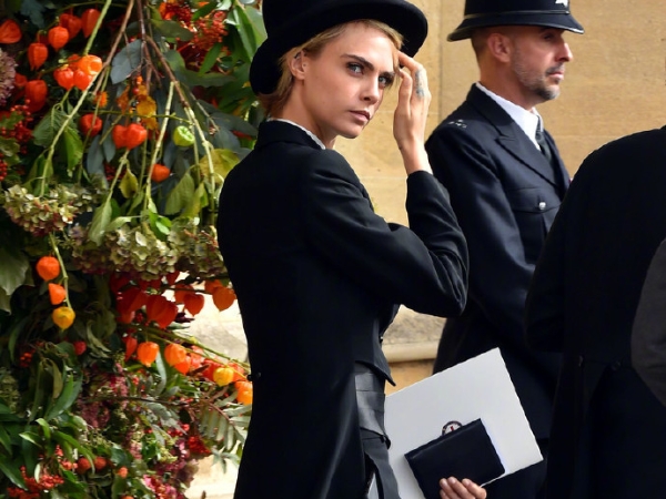 英國超模 Cara Delevingne 帥氣西裝參加皇室婚禮　帥到讓網友直呼：我想嫁給她！