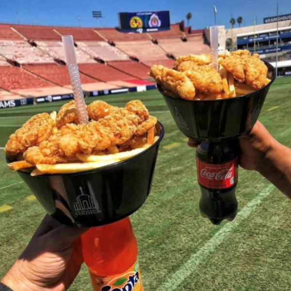 美國球場「肥宅快樂杯」　一手拿起飲料+炸雞薯條引網友驚呼：超偉大發明！